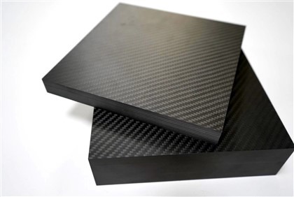 Placa de fibra de carbono engrosada